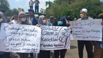 Pedagang hingga Mahasiswa Demo Tolak Kenaikan BBM di Patung Kuda, Seret Nama Dirut Pertamina dan Erick Thohir