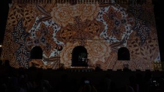 Warga melihat video mapping di Panggung Krapyak, Bantul, DI Yogyakarta, Senin (5/9/2022). [ANTARA FOTO/Hendra Nurdiyansyah/rwa]