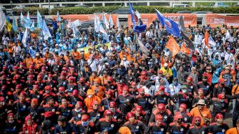 Tolak UU Cipta Kerja, 5 Ribu Massa Buruh hingga Mahasiswa Geruduk Gedung DPR RI