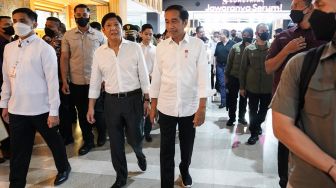 Presiden Joko Widodo (tengah) bersama Presiden Filipina Ferdinand Romualdez Marcos Jr (ketiga kiri) saat mengunjungi Gedung Sarinah, Jakarta, Senin (5/9/2022). [ANTARA FOTO/Dhemas Reviyanto/rwa]