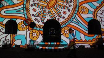 Warga melihat video mapping di Panggung Krapyak, Bantul, DI Yogyakarta, Senin (5/9/2022). [ANTARA FOTO/Hendra Nurdiyansyah/rwa]