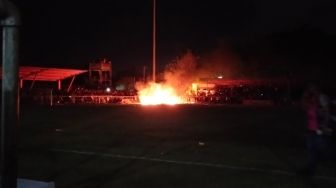 Lampu Padam, Laga Persiraja vs PSMS Batal, Penonton Mengamuk Bakar Stadion