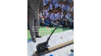 Aksi Guru Hancurkan Hp Sitaan dari Siswa Pakai Alat Pemotong Kawat Beton Tuai Kritik