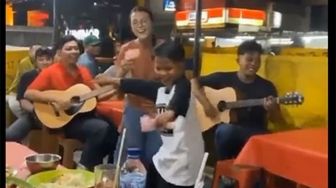 Sawer Pengamen Cantik Sambil Goyang, Aksi Farel Prayoga Viral dan Jadi Sorotan Warganet: Udah Mulai Genit Nih..