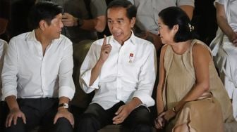 Presiden Joko Widodo (tengah) berbincang dengan Presiden Filipina Ferdinand Romualdez Marcos Jr (kiri) dan Ibu Negara Filipina Louise Araneta Marcos (kanan) saat menyaksikan pertunjukan musik di Gedung Sarinah, Jakarta, Senin (5/9/2022). [ANTARA FOTO/Dhemas Reviyanto/rwa]