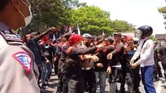 Demo Kenaikan Harga BBM Subsidi di Surabaya Diwarnai Bentrokan