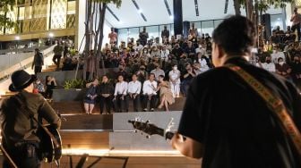 Presiden Joko Widodo (ketiga kanan) bersama Presiden Filipina Ferdinand Romualdez Marcos Jr (ketiga kiri), Ibu Negara Filipina Louise Araneta Marcos (kedua kanan), Putra Presiden Filipina Ferdinand Alexander Araneta Marcos (kanan), Menteri BUMN Erick Thohir (kedua kiri) dan Dirut Sarinah Fetty Kwartati (kiri) menyaksikan pertunjukan musik di Gedung Sarinah, Jakarta, Senin (5/9/2022). [ANTARA FOTO/Dhemas Reviyanto/rwa]
