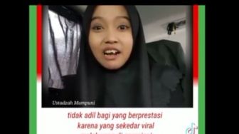 Soroti Kenaikan BBM, Ustazah Mumpuni Baca Puisi yang Menyayat Hati: Keluhan Masyarakat Hanya Dianggap Polusi