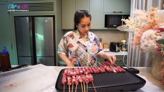 Sultan Gak Kaleng-kaleng, Nagita Slavina Bikin Sate dari Daging Sapi Mahal Wagyu A5!