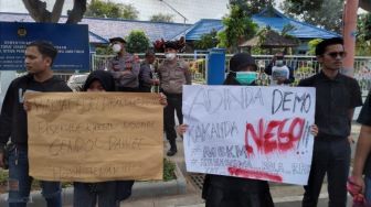 Poster Unik Demo Kenaikan Harga BBM di DPRD Banyuwangi, Kata-kata Gus Samsudin hingga Ojo Dibandingke