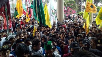 Hari Ini Demo Tolak Kenaikan Harga BBM Subsidi Digelar Mahasiswa Sejumlah Daerah di Jatim, Ada yang Ricuh