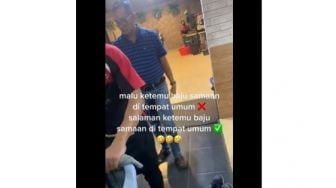 Tak Saling Kenal, Sikap Dua Pria Pakai Baju Sama di Tempat Umum Jadi Sorotan