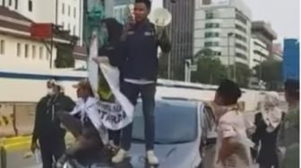 Viral Pendemo Berhijab Naik ke Kap Mobil Plat Merah, Spanduk Bertuliskan "Jokowi Turun" Dibentangkan