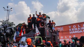 Massa Buruh saat menggelar aksi unjuk rasa di depan Gedung DPR RI, Senayan, Jakarta Pusat, Selasa (6/9/2022). Perwakilan dari mereka melakukan orasi di atas mobil komando. [Suara.com/Alfian Winanto]