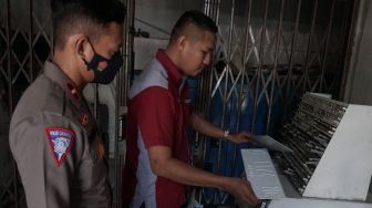 Petugas mencetak pelat nomor kendaraan warna putih di Kantor Samsat Kabupaten Batang, Jawa Tengah, Selasa (6/9/2022). ANTARA FOTO/Harviyan Perdana Putra/wsj.