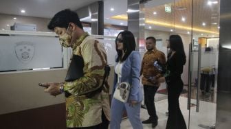 Iqlima Klim berjalan menuju ruang pemeriksaan saat menyambangi Bareskrim Polri di Jakarta, Selasa (6/9/2022). [Suara.com/Oke Atmaja]