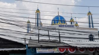 Deretan instalasi kabel yang semrawut di Pinang Ranti, Jakarta Timur, Selasa (6/9/2022). [Suara.com/Alfian Winanto]