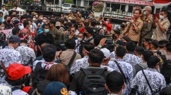 Kepala Dinas Pendidikan Provinsi Kalimantan Tengah Syaifudi (ketiga kanan) berdialog dengan forum guru se-Kalimantan Tengah yang berunjuk rasa di depan Kantor Dinas Pendidikan Prov Kalimantan Tengah, Palangka Raya, Kalimantan Tengah, Selasa (6/9/2022). [ANTARA FOTO/Makna Zaezar/wsj]