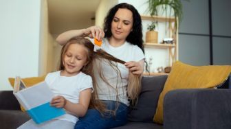 4 Cara Menghilangkan Kutu Rambut dan Telurnya dengan Cepat