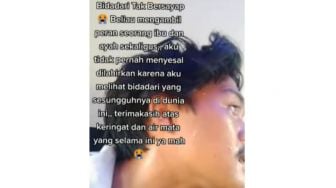 Pria Ini Pangku Ibunya yang Kritis Dilarikan ke Rumah Sakit, Jadi Momen Terakhir Bersama