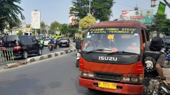 Keluh Kesah Sopir Angkot di Bekasi: BBM Naik, Setoran Kurang, Pecah Perang Dunia di Rumah