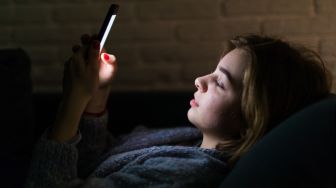 Apa Itu Sleep Call? Tren di Kalangan Pejuang LDR yang Ternyata Punya Dampak Buruk