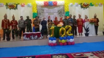 Bupati Morowali Utara Pimpin Ibadah Syukur di HUT Ke -102 Desa Ensa