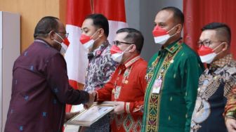 Pj Wali Kota Banda Aceh Terima Penghargaan Gerakan 10 Juta Bendera dari Men