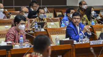 Menteri Komunikasi dan Informatika (Menkominfo) Johnny G. Plate (kanan) mengikuti rapat kerja dengan Komisi I DPR di Kompleks Parlemen, Senayan, Jakarta, Rabu (7/9/2022). Rapat tersebut membahas RKA Kemkominfo tahun 2023 dan pembahasan isu-isu aktual. ANTARA FOTO/Galih Pradipta/foc.