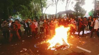 Mahasiswa Protes BBM Naik Bakar Ban di Depan DPRD Sumut: Ini Bentuk Kami Meluapkan Kekecewaan!