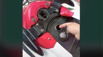 Ibu Ini Menangis, Baru Isi Full Tank Pertalite, Anaknya Malah Tambahkan Air ke Tangki Motor