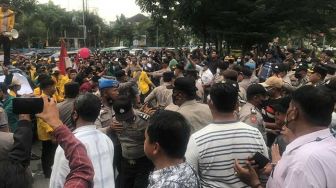 Aksi Penolakan BBM Naik di Pekanbaru Nyaris Ricuh, Mahasiswa-Polisi Saling Dorong