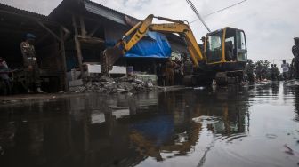 Petugas melakukan pembongkaran lapak pedagang liar di Pasar Cikande, Kabupaten Serang, Banten, Rabu (7/9/2022).ANTARA FOTO/Muhammad Bagus Khoirunas/wsj.