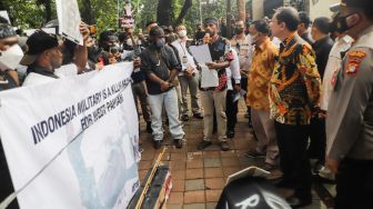 Sejumlah massa melakukan aksi unjuk rasa di kantor Komnas HAM, Jakarta Pusat, Rabu (7/9/2022). [Suara.com/Alfian Winanto]