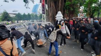 Aksi Demo Tolak Kenaikan Harga BBM di Jogja: Dobrak Gerbang DPRD DIY hingga Ambruk