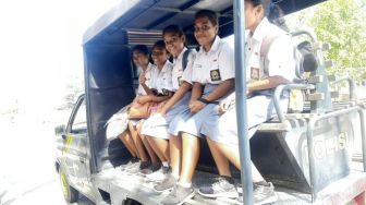 Ada Pemogokan Angkutan Kota di Kupang, Para Siswa Naik Mobil Patroli Polisi