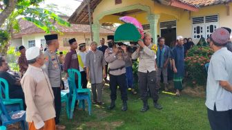 Pasutri di Lampung Timur Tersambar Petir saat Naik Motor di Tengah Ladang, Suami Tewas