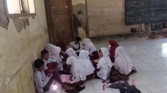 Miris! Puluhan Murid SD di Cianjur Terpaksa Belajar Dilantai Karena Tidak Punya Meja dan Kursi