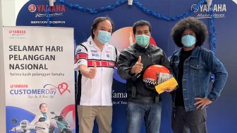 Hari Pelanggan Nasional, Eddi Brokoli Ikut Bertandang ke Rumah Konsumen Yamaha di Jawa Barat