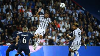 Bek Juventus asal Brasil, Danilo (tengah) melompat untuk mencegat bola dalam matchday pertama Grup H Liga Champions 2022/2023 antara PSG vs Juventus di Stadion Parc des Princes di Paris, pada 6 September 2022 waktu setempat.
FRANCK FIFE / AFP