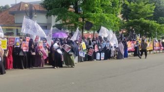 Tolak Kenaikkan BBM, Ratusan Massa Geruduk Istana Bogor Sambil Kibarkan Bendera Ini