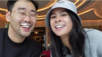 Suami Maudy Ayunda Bagikan Momen Buka Puasa Bareng Istri, Netizen Malah Fokus Hasil Fotonya Gak Ada yang Bener