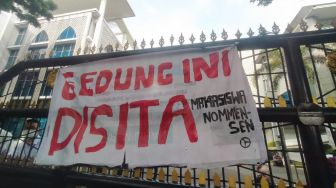 Demo di DPRD Sumut, Mahasiswa Bentangkan Spanduk "Gedung Ini Disita"