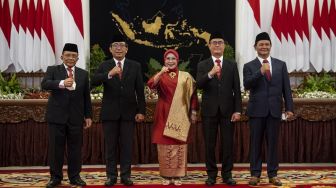 Anggota Dewan Kehormatan Penyelenggara Pemilu (DKPP) Unsur Tokoh Masyarakat Masa Tugas Tahun 2022-2027 (kiri ke kanan) J Kristiadi, I Dewa Kade Wiarsa Raka Sandi, Ratna Dewi Pettalolo, Muhammad Tio Aliansyah dan Heddy Lugito melakukan sesi foto usai dilantik oleh Presiden Joko Widodo di Istana Negara, Jakarta, Rabu (7/9/2022). ANTARA FOTO/Sigid Kurniawan/wsj.