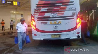 Sopir Angkot dan Bus di Cirebon Dapat Seribu Paket Sembako dari Polisi