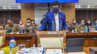 Menteri Komunikasi dan Informatika (Menkominfo) Johnny G. Plate (tengah) bersiap mengikuti rapat kerja dengan Komisi I DPR di Kompleks Parlemen, Senayan, Jakarta, Rabu (7/9/2022). Rapat tersebut membahas RKA Kemkominfo tahun 2023 dan pembahasan isu-isu aktual. ANTARA FOTO/Galih Pradipta/foc.