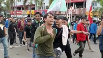 Demo Mahasiswa di Palembang Ricuh, 7 Orang Ditangkap Usai Adang Iring-Iringan Wapres Maruf Amin