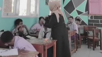 Gemes! Bukan Dipotong, Guru Ini Pilih Mengikat Rambut Siswa Agar Tak Halangi Mata