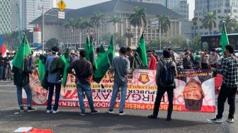 Massa Mahasiswa Demo Tolak Harga BBM Naik di Silang Monas, Bawa Spanduk Prabowo lalu Dibakar