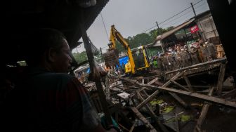 Petugas melakukan pembongkaran lapak pedagang liar di Pasar Cikande, Kabupaten Serang, Banten, Rabu (7/9/2022). ANTARA FOTO/Muhammad Bagus Khoirunas/wsj.